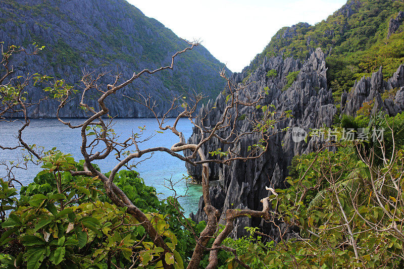 景观与岩石和蓝色的海湾。El Nido，巴拉望岛，菲律宾